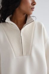 Bluza damska z zamkiem na dekolcie w kolorze LIGHT BEIGE- CLERMONT-UNI. Brązowe bluzy sportowe damskie Marsala, bez wzorów, z bawełny, bez kaptura. Za 319.90 zł.