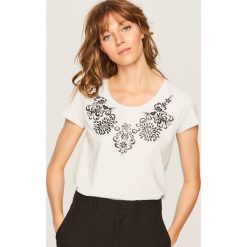 T-shirt z błyszczącą aplikacją - Jasny szar. Szare t-shirty damskie Reserved, z aplikacjami. Za 29.99 zł.