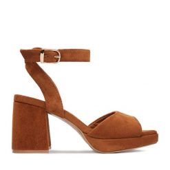 Sandały DeeZee. Brązowe sandały damskie DeeZee, bez wzorów, bez obcasa, na słupku, bez zapięcia. Za 139.99 zł.