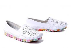 ARTIKER RELAKS 58C0581 biały, półbuty damskie. Białe półbuty damskie Artiker Relaks, na lato, w ażurowe wzory, ze skóry, bez obcasa, bez zapięcia. Za 174.90 zł.