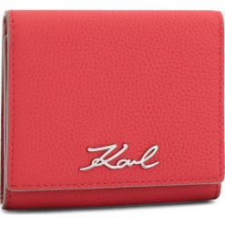 Mały Portfel Damski KARL LAGERFELD - 86KW3228 New Red. Czerwone portfele damskie marki KARL LAGERFELD, ze skóry. W wyprzedaży za 399.00 zł.