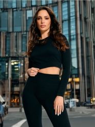 Koszulka z długimi rękawami - czarny. Czarne t-shirty damskie Sinsay, l, bez wzorów, bez kołnierzyka. W wyprzedaży za 25.99 zł.