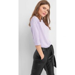 Lekki sweter prążkowany. Fioletowe swetry damskie Orsay, z dzianiny, z okrągłym kołnierzem. Za 69.99 zł.