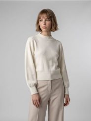 Krótki sweter z wiskozą - kremowy. Białe swetry damskie Sinsay, l, bez wzorów, z wiskozy, bez kołnierzyka, bez ramiączek, krótkie, bez kaptura. Za 49.99 zł.