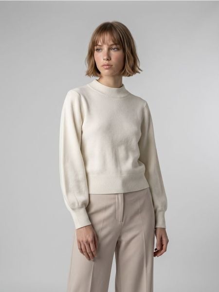 Krótki sweter z wiskozą - kremowy. Białe swetry damskie Sinsay, l, bez wzorów, z wiskozy, bez kołnierzyka, bez ramiączek, krótkie, bez kaptura. Za 49.99 zł.