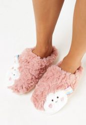 Różowe Kapcie z Miękkiego Futerka z Naszywką w Kształcie Chmurki Liounie. Czerwone kapcie damskie Born2be, z aplikacjami. Za 14.99 zł.