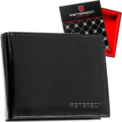 Elegancki, czarny portfel męski ze skóry naturalnej bez zapięcia zewnętrznego - Peterson. Czarne portfele męskie Peterson, bez wzorów, ze skóry. Za 139.99 zł.