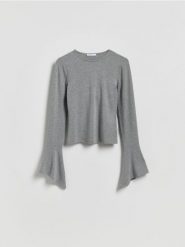 Bluzka z rozszerzanymi rękawami - jasnoszary. Szare bluzki damskie Reserved, l, bez wzorów, z dzianiny, bez kołnierzyka, bez ramiączek. Za 79.99 zł.