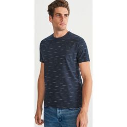 T-shirt z nadrukiem - Granatowy. Niebieskie t-shirty męskie Reserved, z nadrukiem. Za 49.99 zł.