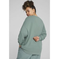 Damska luźna bluza z okrągłym dekoltem i małym logo No.1 ESS PUMA Green Moon. Zielone bluzy damskie Puma, xl, bez wzorów, bez kaptura. W wyprzedaży za 144.00 zł.