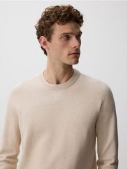 Strukturalny sweter z bawełną - kremowy. Białe swetry przez głowę męskie Reserved, l, bez wzorów, z bawełny, bez kołnierzyka. Za 119.99 zł.