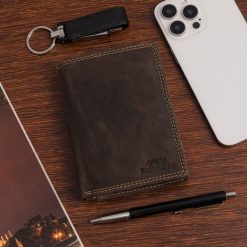 Portfel męski skórzany mały pionowy klasyczny brązowy RFiD Beltimore S48. Brązowe portfele męskie bez wzorów. Za 59.90 zł.