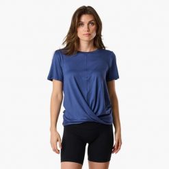 Koszulka treningowa damska Swedemount Core Wrap Soft Tee szybkoschnąca. Niebieskie koszulki sportowe damskie SWEDEMOUNT, bez wzorów, bez kołnierzyka, bez ramiączek, do biegania. Za 79.99 zł.