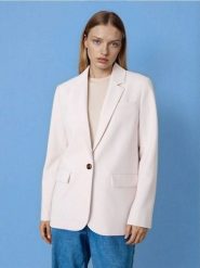 Klasyczna gładka jednorzędowa marynarka z domieszką wiskozy - kremowy. Białe żakiety damskie Sinsay, l, bez wzorów, z wiskozy, klasyczne. Za 79.99 zł.