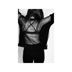 BLUZA SIATKA TYŁ. Czarne bluzy damskie Mozcau, z dzianiny. Za 229.00 zł.