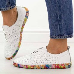 Białe skórzane półbuty damskie Sergio Leone Sp007. Białe półbuty damskie Sergio Leone, na jesień, bez wzorów, z jeansu, casualowe, z okrągłym noskiem, bez obcasa, na płaskiej podeszwie, bez zapięcia. Za 209.00 zł.