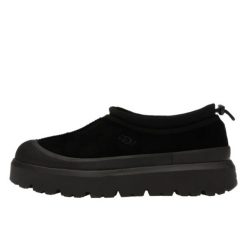 UGG Tasman Weather Hybrid Slipper Black. Czarne klapki damskie UGG, bez wzorów, bez obcasa. Za 716.67 zł.