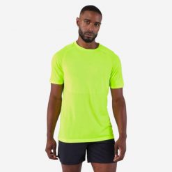 Koszulka do biegania męska Kiprun Run 500 Comfort. Zielone koszulki sportowe męskie KIPRUN, m, bez wzorów, z materiału, bez kołnierzyka, bez ramiączek, do biegania. W wyprzedaży za 69.99 zł.