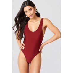 Hannalicious x NA-KD Kostium kąpielowy z wysokimi wycięciami - Red. Kostiumy jednoczęściowe damskie marki Hannalicious x NA-KD. W wyprzedaży za 30.28 zł.