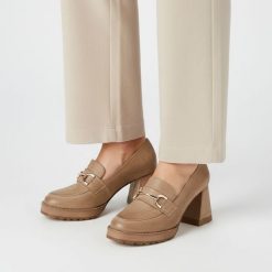 Półbuty damskie Armodo, cholewka ze skóry naturalnej stabilnym słupkowym obcasie z ozdobną klamrą i masywną podeszwą łączą elegancki styl z wygodą na. Brązowe półbuty damskie Armodo, z aplikacjami, z jeansu, biznesowe, bez obcasa, na obcasie, bez zapięcia. Za 469.00 zł.