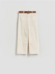 Spodnie z paskiem - kremowy. Białe spodnie materiałowe damskie Reserved, l, bez wzorów, z bawełny. Za 139.99 zł.