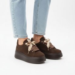 Sneakersy damskie Karino, cholewka ze skóry naturalnej zamszowej miękka konstrukcja dekoracyjne sznurowanie na wstążkach gruba podeszwa, brązowe, 599. Brązowe półbuty damskie Karino, bez wzorów, z satyny, eleganckie, bez obcasa, bez zapięcia. Za 629.00 zł.