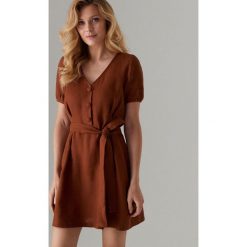 Lniana sukienka z paskiem - Brązowy. Brązowe sukienki damskie Mohito, bez wzorów, bez kołnierzyka, bez ramiączek. W wyprzedaży za 59.99 zł.