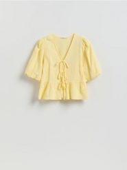 Muślinowa bluzka z wiązaniem - jasnożółty. Żółte bluzki damskie Reserved, l, bez wzorów, z bawełny, klasyczne, bez kołnierzyka, bez ramiączek. Za 99.99 zł.