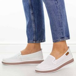 Białe ażurowe skórzane półbuty damskie Cambell 87322. Białe obuwie sportowe damskie Cambell, na jesień, w ażurowe wzory, z jeansu, casualowe, z okrągłym noskiem, bez obcasa, na płaskiej podeszwie, bez zapięcia. Za 219.00 zł.