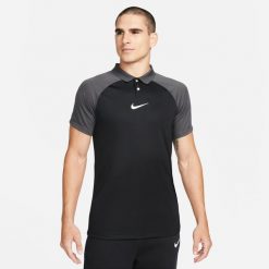 Koszulka treningowa męska Nike Drifit Academy Pro. Czarne koszulki polo męskie Nike, m, bez wzorów, bez kołnierzyka, bez ramiączek, do piłki nożnej. W wyprzedaży za 173.05 zł.