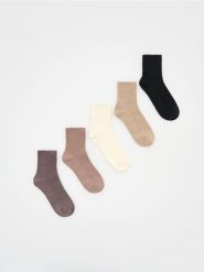 Długie skarpetki 5 pack - brudny róż. Czerwone skarpety damskie Reserved, bez wzorów. W wyprzedaży za 29.99 zł.