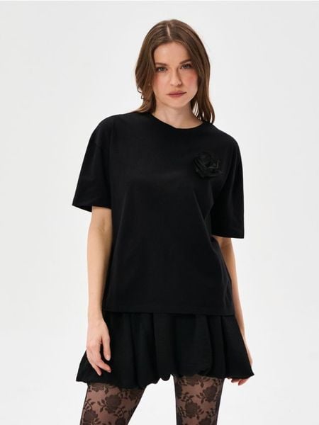 Bawełniana koszulka z tiulową apllikacją 3D - czarny. Czarne t-shirty damskie Sinsay, l, bez wzorów, z bawełny, bez kołnierzyka. Za 19.99 zł.