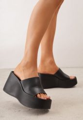 Czarne Klapki w Stylu Casual na Platformie z Koturnem Penoris. Czarne klapki damskie Born2be, bez wzorów, z jeansu, casualowe, bez obcasa, na koturnie. Za 119.99 zł.