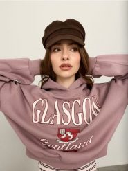 Bluza hoodie z motywem akademickim - fioletowy. Fioletowe bluzy damskie Sinsay, l, bez wzorów, bez kaptura. Za 49.99 zł.