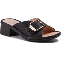 Klapki FLY LONDON - Elaxfly P500964000 Black. Czarne klapki damskie Fly London, bez wzorów, ze skóry, bez obcasa, na obcasie, bez zapięcia. W wyprzedaży za 289.00 zł.