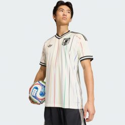 Koszulka wyjazdowa Japonia 26. Białe koszulki sportowe męskie Adidas, bez wzorów, bez kołnierzyka, bez ramiączek, do piłki nożnej, climacool (adidas). Za 439.00 zł.