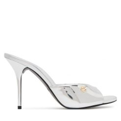 Klapki LOVE MOSCHINO. Szare klapki damskie Love Moschino, bez wzorów, bez obcasa. Za 839.99 zł.