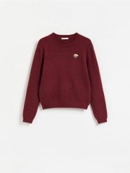 Sweter z broszką - bordowy. Czerwone swetry damskie Reserved, l, bez wzorów, z dzianiny, bez kołnierzyka, bez ramiączek, bez kaptura. Za 129.99 zł.