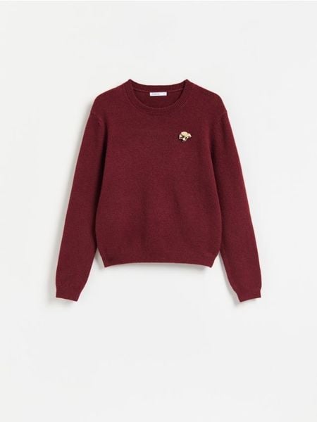 Sweter z broszką - bordowy. Czerwone swetry damskie Reserved, l, bez wzorów, z dzianiny, bez kołnierzyka, bez ramiączek, bez kaptura. Za 129.99 zł.