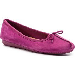 Baleriny CLARKS - Freckle Ice 261416594 Raspberry Nubuck. Półbuty damskie marki Clarks. W wyprzedaży za 209.00 zł.