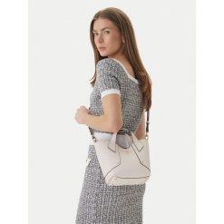 Torebka Guess. Brązowe torebki do ręki damskie Guess, z aplikacjami, klasyczne, bez dodatków. Za 589.99 zł.