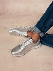 Buty sportowe damskie TBS Jazz. Szare obuwie sportowe damskie TBS, bez wzorów, z materiału, do biegania. Za 496.30 zł.