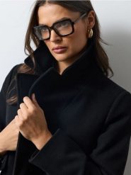 Dwurzędowy płaszcz z paskiem - czarny. Czarne płaszcze damskie Sinsay, l, bez wzorów, bez kaptura. Za 99.99 zł.