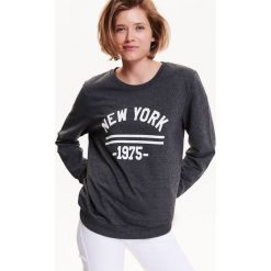 BLUZA NIEROZPINANA DAMSKA, Z NADRUKIEM. Bluzy damskie TROLL. W wyprzedaży za 54.99 zł.