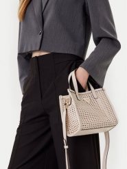 Guess Torebka Brigitta Mini HWWZ72 06770 Écru. Torebki do ręki damskie Guess, z aplikacjami, ze skóry, bez dodatków. Za 359.99 zł.