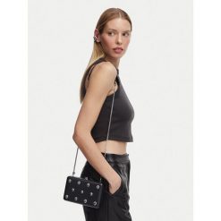 Torebka KARL LAGERFELD. Czarne kopertówki damskie KARL LAGERFELD, bez wzorów, bez dodatków. Za 849.99 zł.