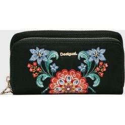 Desigual - Portfel. Czarne portfele damskie Desigual, z haftami, z materiału. W wyprzedaży za 179.90 zł.