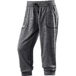 Spodnie sportowe w kolorze szarym. Szare spodnie dresowe damskie Under Armour, z materiału. W wyprzedaży za 86.95 zł.