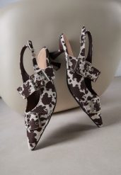 Brązowe Sandały Slingback na Kaczuszce Zdobione Nitami i Klamrami Leaelia. Brązowe sandały damskie Renee, z aplikacjami, bez obcasa, na obcasie, bez zapięcia. Za 84.99 zł.
