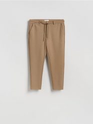 Spodnie chino slim fit - beżowy. Brązowe spodnie materiałowe męskie Reserved, l, bez wzorów, z bawełny. W wyprzedaży za 69.99 zł.